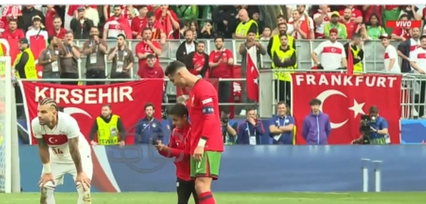 Invadieron campo de juego para una selfie con Ronaldo