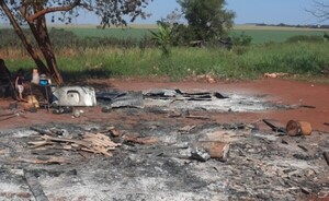 Casi mató a un niño y ahora incendió su casa, pero sigue libre