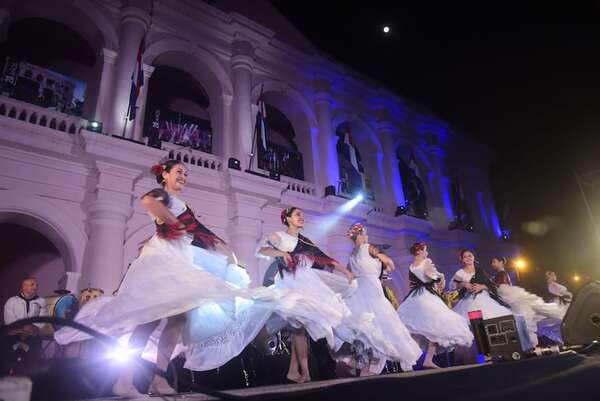 Gran cantidad de gente copa el microcentro capitalino esta noche en el “San Juan Palmear” - Nacionales - ABC Color