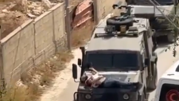 Indignación por imágenes de un palestino atado al capó de un jeep israelí