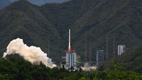 China y Francia lanzan un satélite para conocer mejor el universo