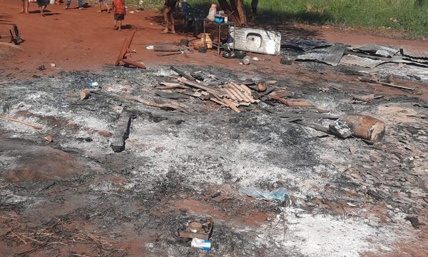 Incendio provocado consume por completo una vivienda