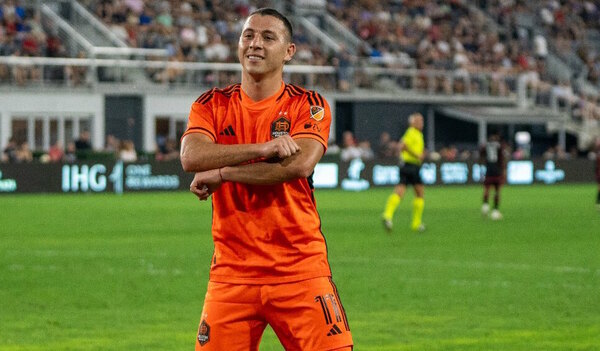 Versus / Sebastián Ferreira se destapa con un triplete en la goleada del Houston Dynamo