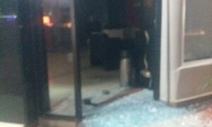 Hombre con trastornos mentales rompe blindex de local tras sufrir burlas