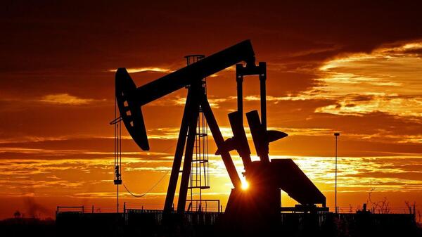 Petr贸leo y plata impulsan alza marginal en 铆ndice de commodities - Revista PLUS
