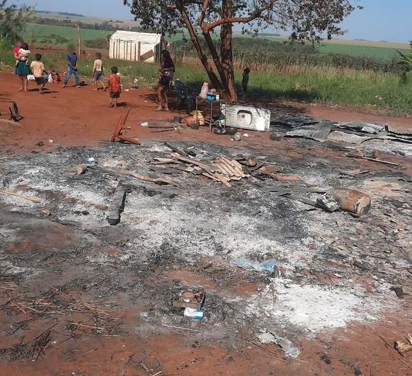 Incendio intencional deja a una familia sin techo en Minga Porã - ABC en el Este - ABC Color