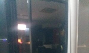 Tras sufrir burlas, un hombre rompió el blindex de un local en CDE
