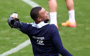 Versus / Mbappé participa en entrenamiento de Francia con nueva máscara