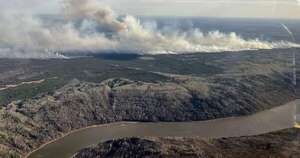 La Nación / Evacúan a cientos de personas por incendios forestales en Canadá