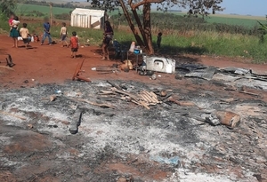 Incendio intencional deja a una familia sin techo en Minga Porã - Noticiero Paraguay
