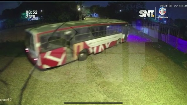 Techo de una casa afectado tras maniobra peligrosa de un bus - SNT
