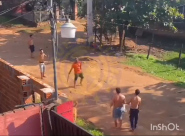 (VIDEO). Adictos armados con machetes arman sarambí en Luquelandia