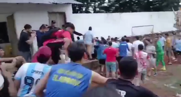 (VIDEO). Sarambí en la cancha de Potrerito tras un partidí