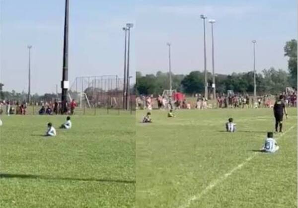 (VIDEO). ¡Que capos! Original protesta de niños en un partido de fútbol