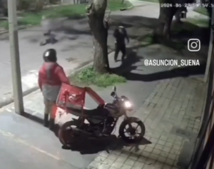 (VIDEO). Dos ñatos intentan asaltar a un delivery y este los corre con un feroz machete
