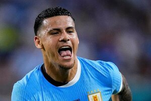 Versus / Uruguay cumple en su estreno derrotando a Panamá