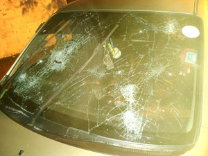Garroteó a su pareja y reventó su auto porque la encontró en una cancha de vóley - La Clave