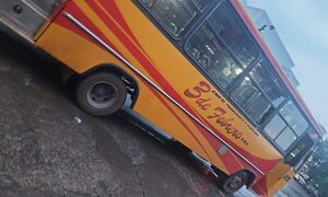 Bus con problemas mecánicos deja en la calle a pasajeros