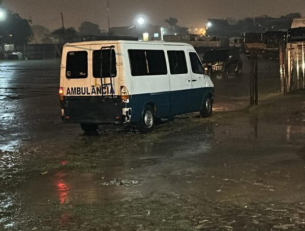 Conductor de falsa ambulancia intenta huir con mercadería de contrabando · Radio Monumental 1080 AM