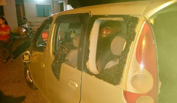 Hombre celoso reventó el vehículo de su pareja, la golpeó y huyó - Noticiero Paraguay