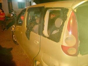 HOMBRE DESTROZÓ EL VEHÍCULO DE SU PAREJA PORQUE ESTABA JUGANDO VOLLEY