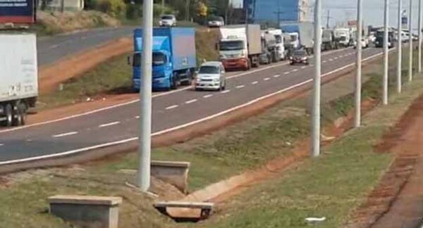 Demora en despachos de camiones en zona fronteriza entre Paraguay y Brasil genera kilométricas filas en ambos países | DIARIO PRIMERA PLANA
