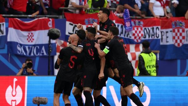 Albania sueña ante una España con rotaciones