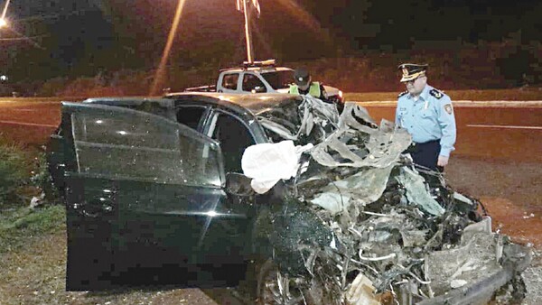 Tres jóvenes mueren al atropellar una vaca