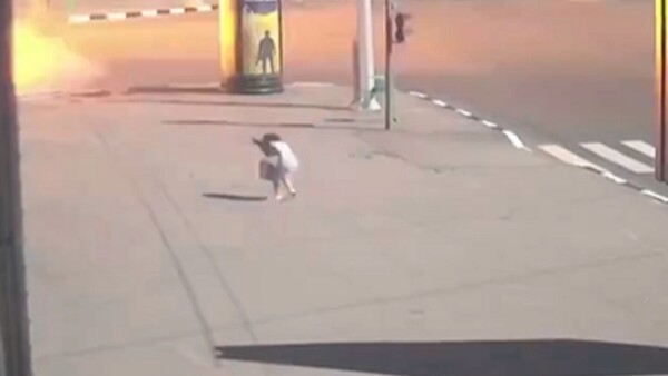 Video: Cámara capta el impacto de una bomba rusa cerca de una mujer en Ucrania