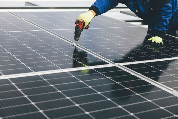 El auge de la energ铆a limpia en Estados Unidos ha creado m谩s de 300.000 empleos desde 2022 - Revista PLUS