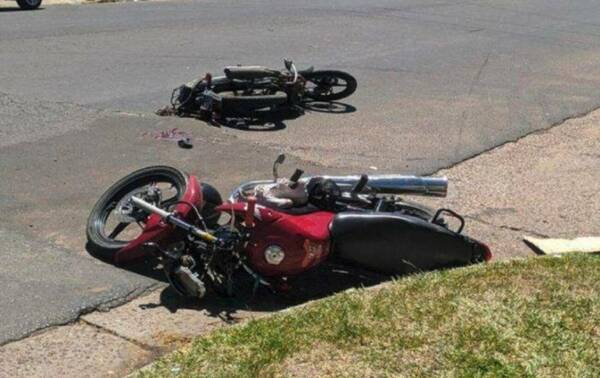 Intentaron salvarlo con una canoa atravesando el río: choque de motos dejó dos finados y un herido