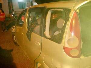 Celoso golpeó a su pareja y reventó su vehículo