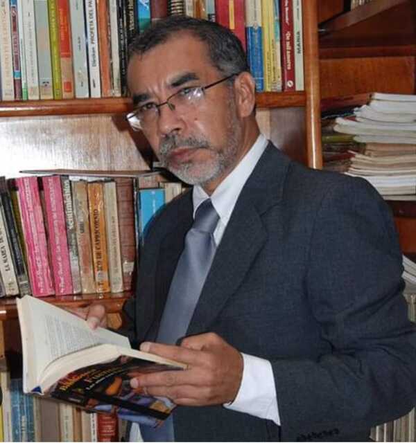 El escritor Julio Sotelo continúa en grave estado en UTI del HRE