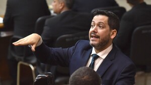 Latorre resalta concurso para cargos y minimiza casos de nepotismo en Diputados