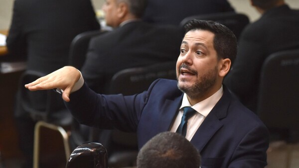 Latorre resalta concurso para cargos y minimiza casos de nepotismo en Diputados