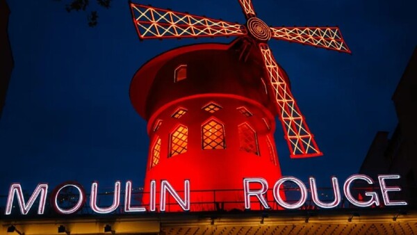 El Moulin Rouge con nuevas aspas a tiempo para los Juegos Olímpicos