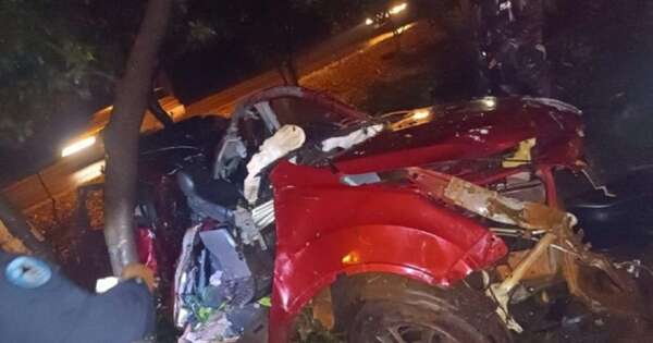 Diario HOY | Conductor en estado grave tras chocar su vehículo contra un árbol