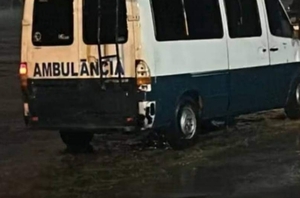 Ambulancia atropelló barrera volai para pasar cosas de contrabando
