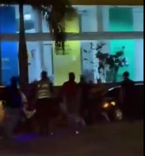 Hombre fue brutalmente atacado en su lugar de trabajo por una turba