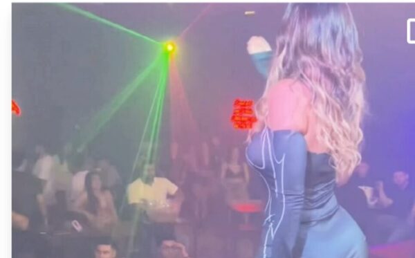 Top enloqueció al rollo tras conducir una farra