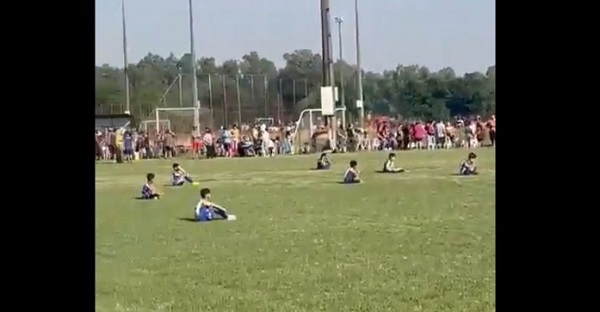 Niños futbolistas protestan sentados en la cancha ante falta de ambulancia en partido