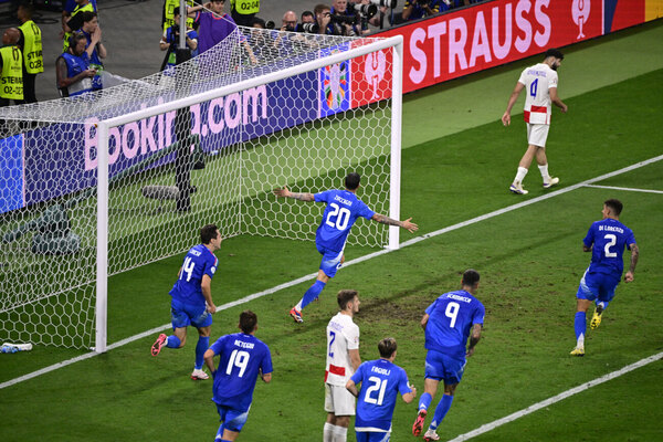 Versus / Italia sella su boleto a octavos de manera agónica ante Croacia