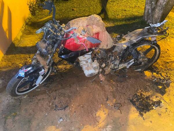 Quemaron moto de policía en su propia comisaría