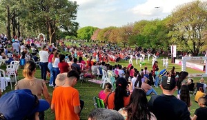 Éxito total el festival gastronómico oriental en el Paseo Natural del Cerezo en Flor en La Paz