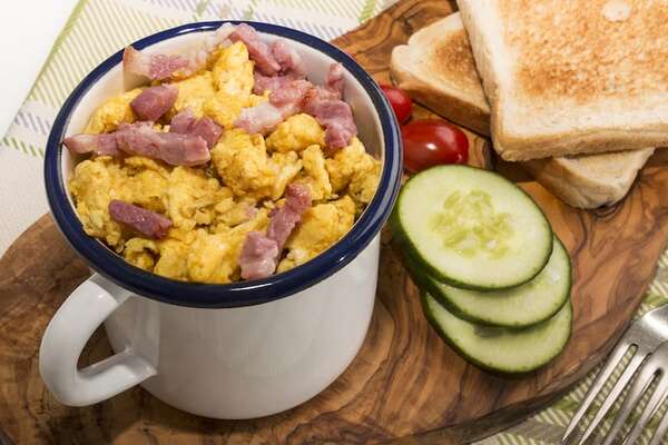 Proteínas a la vista: huevos revueltos con jamón y queso en taza - Gastronomía - ABC Color