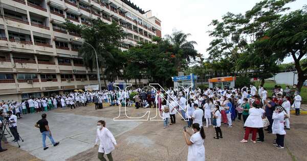 Diario HOY | Médicos del IPS exigen nivelación salarial y hablan de paro total