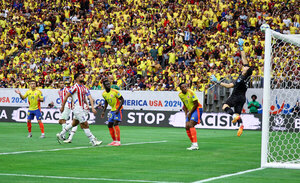 Versus / Paraguay sufre con su debilidad aérea y cae en el debut ante Colombia