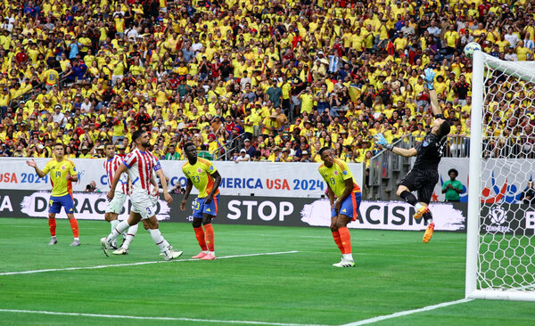 Versus / Paraguay sufre con su debilidad aérea y cae en el debut ante Colombia