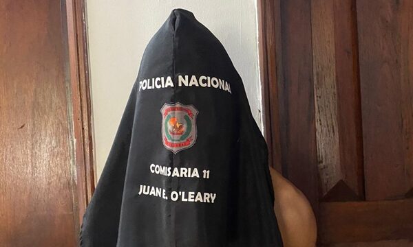 Golpeó y encerró a un hombre, prendió fuego a la casa con él adentro