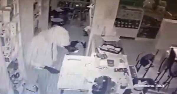 Video: roban tienda en el Mercado 4 y se alzan con varios celulares - Policiales - ABC Color